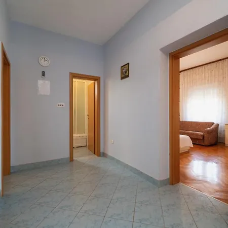 Pazanin شقة تروغير