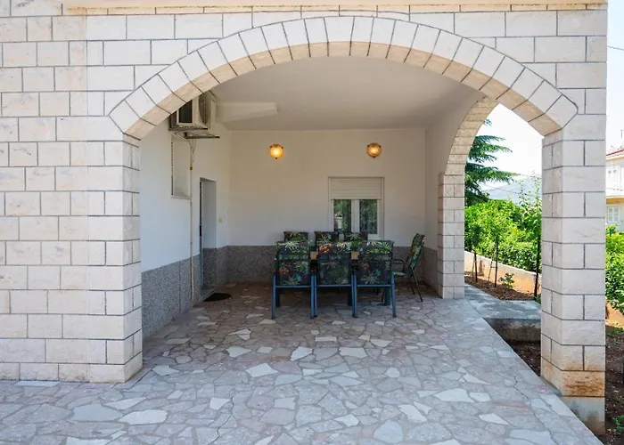 Pazanin Apartman *