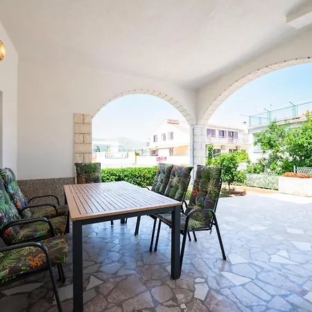 Pazanin 아파트 트로기르